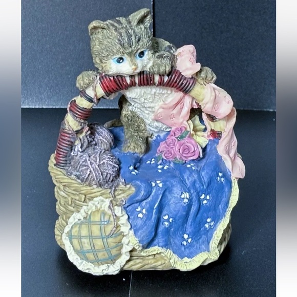 Vintage Mischievous Tabby Cat In Basket Resin Music Box Kitsch Whimsical Kitten - Picture 1 of 8